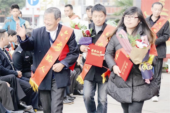 C:Documents and SettingsAdministrator桌面日报一版TKP_3558.JPG