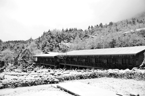 山庄客房外景黑白.jpg