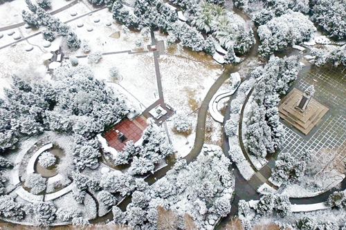 日报八版航拍雪景2，油画一般.jpg