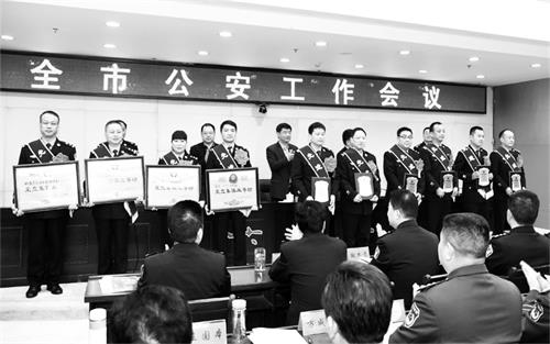 日报三版会上接受表彰。.jpg 日报三版会上接受表彰。.jpg