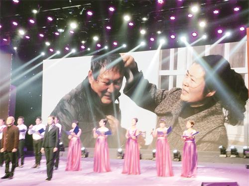 春晚背景是方太玲和脑瘤丈夫梁浩.JPG 春晚背景是方太玲和脑瘤丈夫梁浩.JPG