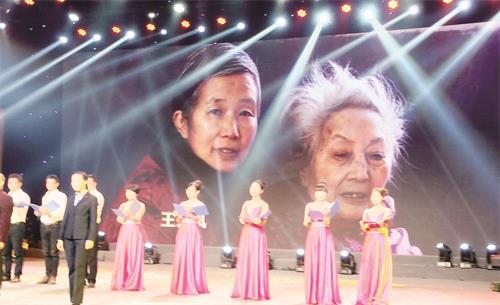 叶集春晚背景是王文凤和她的90岁疯娘.JPG 叶集春晚背景是王文凤和她的90岁疯娘.JPG