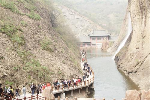 大别山风情谷游人如织.jpg 大别山风情谷游人如织.jpg