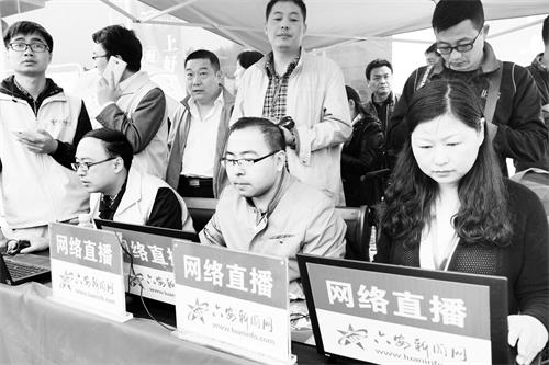 日报二版式盛况。记者 田凯平 摄.JPG