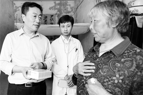 日报二版张帮诺捐赠降压药品。记者 田凯平 摄.JPG 日报二版张帮诺捐赠降压药品。记者 田凯平 摄.JPG