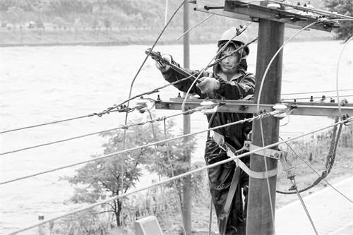 日报二版保障灾区供电。.jpg 日报二版保障灾区供电。.jpg