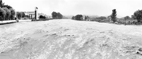 日报二版受强降水影响暴涨水流湍急。.jpg 日报二版受强降水影响暴涨水流湍急。.jpg