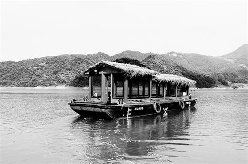 别山湖游船2黑白.jpg