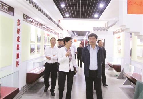6市委书记孙云飞察看会馆民族村展览馆.jpg