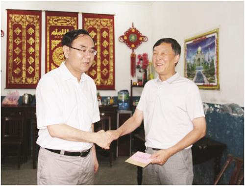 7市长毕小彬慰问鲁大庄回民村群众.jpg
