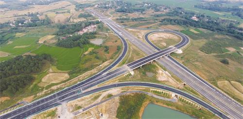 合六南通道与迎宾大道南延段枢纽。.jpg