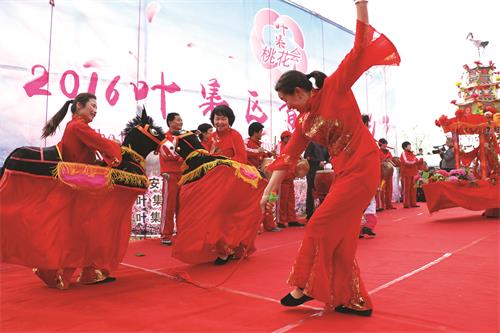 叶集区第一届桃花节.jpg