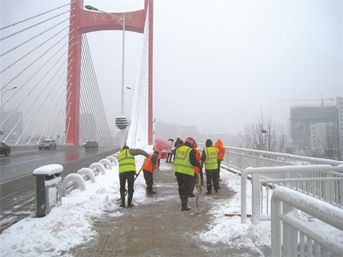 清扫道路积雪,保障市民通行.JPG 清扫道路积雪,保障市民通行.JPG