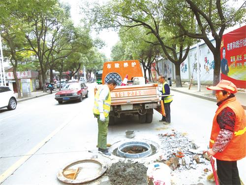 应急抢修雨水井盖.JPG 应急抢修雨水井盖.JPG