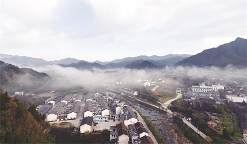 日报一版红二绕的汉中市洋县华阳镇。.JPG 日报一版红二绕的汉中市洋县华阳镇。.JPG