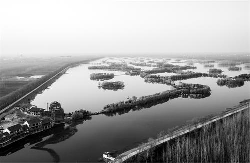 六版俯瞰水门塘。水门塘古称大业陂,有着皖西“千岛湖”美称,阳春三月,嫩绿的垂柳倒映在水中,交织成一幅美丽的风景画。.jpg 六版俯瞰水门塘。水门塘古称大业陂,有着皖西“千岛湖”美称,阳春三月,嫩绿的垂柳倒映在水中,交织成一幅美丽的风景画。.jpg