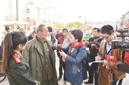 记者采访老红一版112.JPG 记者采访老红一版112.JPG
