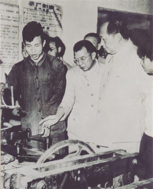 毛主席视察舒茶时观看茶叶揉捻机13.jpg 毛主席视察舒茶时观看茶叶揉捻机13.jpg