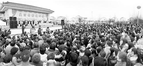 二版热闹火爆的演出现场.jpg 二版热闹火爆的演出现场.jpg