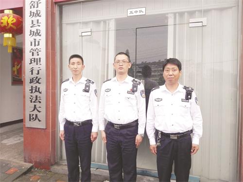 八舒城执法队员配备单警视频执法记录仪.jpg 八舒城执法队员配备单警视频执法记录仪.jpg