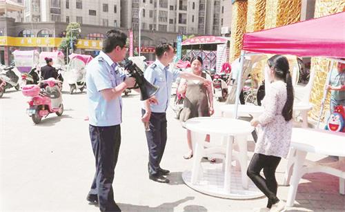 八裕安城管整治农村校园周边环境.jpg 八裕安城管整治农村校园周边环境.jpg