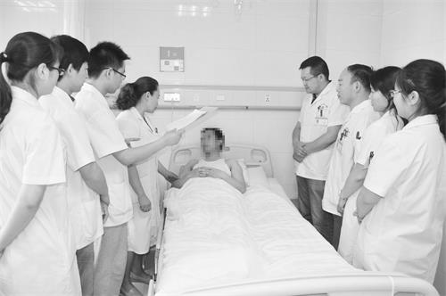 程桐华主任带领团队在查房.JPG 程桐华主任带领团队在查房.JPG