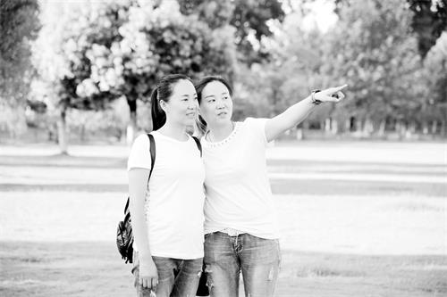 2版0714 孪生姐妹.JPG 2版0714 孪生姐妹.JPG