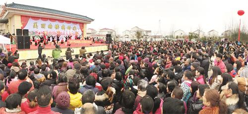 一版热闹火爆的演出现场.jpg