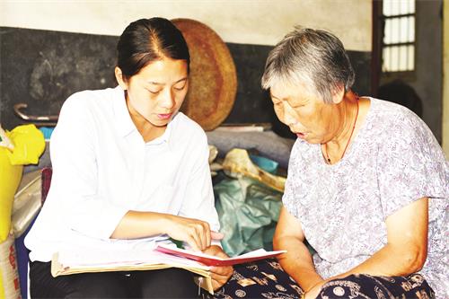 E:\11月22日5678\22日五版\五版书记余静到户宣传扶贫政策 - 副本.JPG