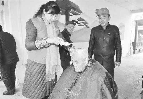 E:\12月6日1234\6日二版\二今天她自愿来到老年公寓 为老人们理发。.JPG E:\12月6日1234\6日二版\二今天她自愿来到老年公寓 为老人们理发。.JPG