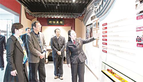 裕安检查省检察院技术处副处长徐茜视察参观该院检察文化建设.jpg