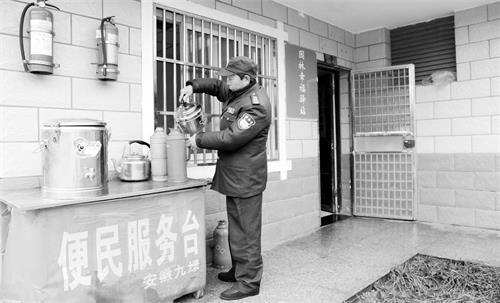 二版工作人员在准备热开水 .jpg 二版工作人员在准备热开水 .jpg