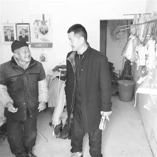 三版在走访贫困户.jpg