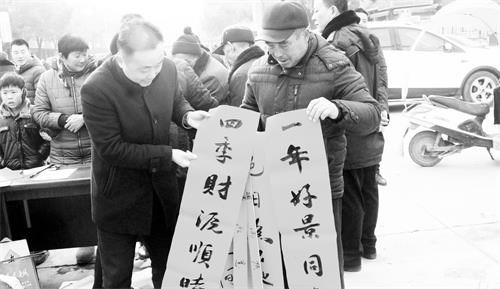 六版村民展示刚刚书写的春联4.jpg