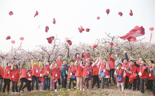 小记者在桃花林中欢呼.jpg
