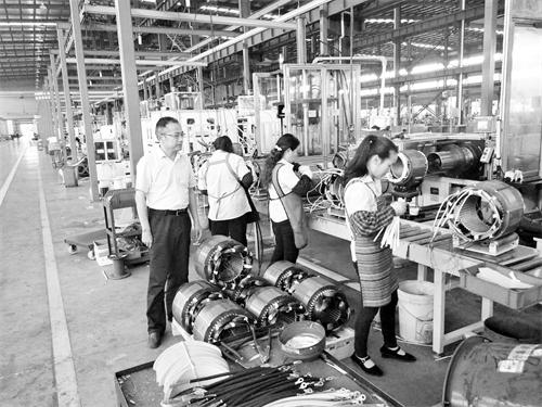 三版刘自清(左一)在车间指导生产.jpg 三版刘自清(左一)在车间指导生产.jpg