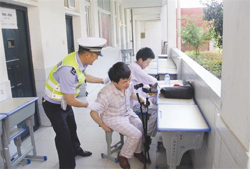 一交警护航  爱心送考.JPG