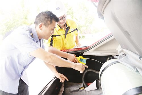 二版租车气瓶进行检查.JPG 二版租车气瓶进行检查.JPG