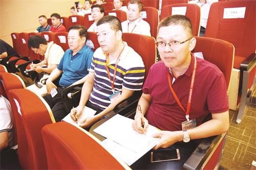 2.认真参会。本报记者 李建国 摄.JPG 2.认真参会。本报记者 李建国 摄.JPG