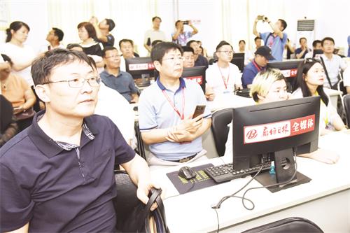 5.参观廊坊日报新媒体中心。本报记者 刘向 摄.JPG 5.参观廊坊日报新媒体中心。本报记者 刘向 摄.JPG