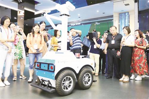 7.嘉宾们参观香河机器人小镇9 杨锦乐 摄(1144854)-20180630091705.jpg 7.嘉宾们参观香河机器人小镇9 杨锦乐 摄(1144854)-20180630091705.jpg