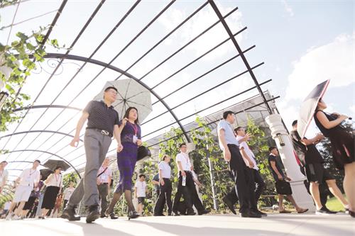 8.嘉宾参观廊坊金丰农科园。本报记者 陈童 摄.jpg 8.嘉宾参观廊坊金丰农科园。本报记者 陈童 摄.jpg