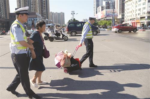 一七旬老人求助 民警倾情相助 (2).jpg 一七旬老人求助 民警倾情相助 (2).jpg