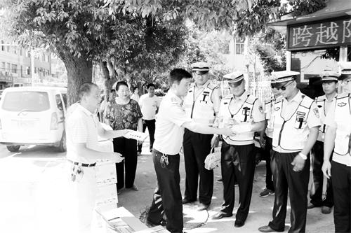 六版霍邱交警慰问.jpg