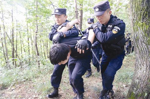 一进山搜捕“嫌疑人”.jpg