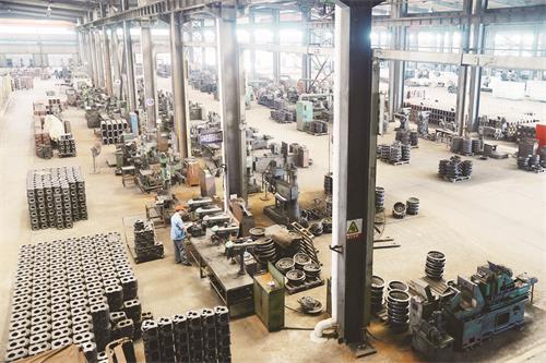 紧张有序的龙兴汽车零部件有限公司生产车间。本报记者 田凯平 摄..JPG 紧张有序的龙兴汽车零部件有限公司生产车间。本报记者 田凯平 摄..JPG