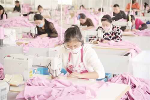 哲思曼尔服饰有限公司车间工人在生产加工.JPG 哲思曼尔服饰有限公司车间工人在生产加工.JPG