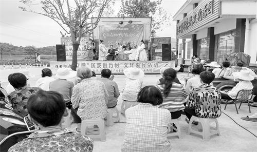 三版进村花石嘴村演出现场。（市文广新局）.jpg