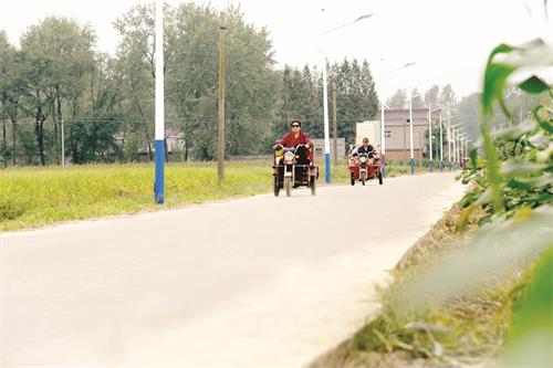 淠东乡海潮村农村道路畅通工程。本报记者 田凯平 摄...JPG
