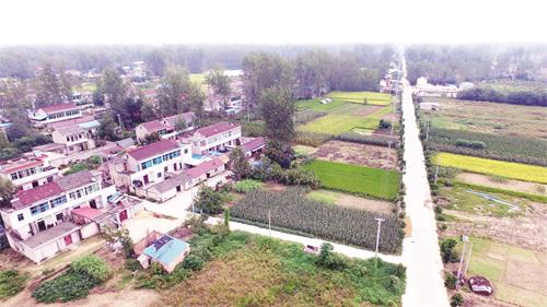 淠东乡农村道路畅通工程。本报记者 田凯平 摄.JPG